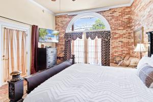 圣迈克尔斯Old Brick Inn的一间卧室设有一张大床和砖墙