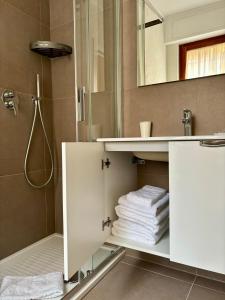 福利尼奥Camere di Bianca的浴室配有盥洗盆、镜子和毛巾