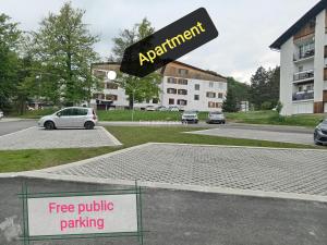 普利特维采湖Apartman "Plitvice and You"的一个带免费公共停车场标志的停车场
