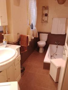 拉巴特Terraced house with stunning view close to Mdina的浴室配有盥洗盆、卫生间和浴缸。