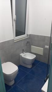 普罗奇达Procida Garden Home的浴室配有白色卫生间和盥洗盆。