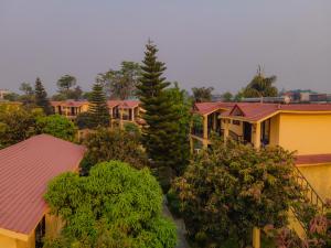 索拉哈七星酒店的享有树木和屋顶房屋的顶部景致