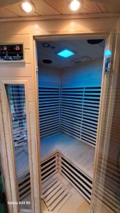 萨莱Domaine de Cachaou Logis du Pujeau sauna & spa piscine chauffée的一间房间,里面装有加热器