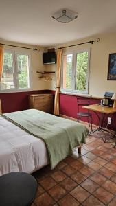 屈屈尼昂奥贝尔格拉塔博乐都库乐酒店的卧室配有床、桌子和窗户。