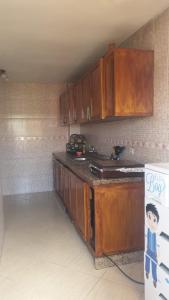 DerouaAppartement Mohammed V Airport Top的厨房配有木制橱柜和台面