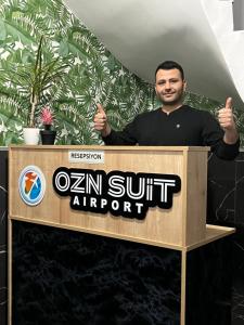 ArnavutköyOzn Suit Airport的站在讲台后面的人