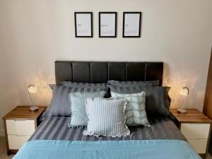贝尔法斯特Hamilton Road Apartments的一间卧室配有一张带蓝色和白色枕头的床