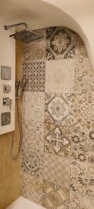 CastellaroResidenza al Castello的一间带淋浴的浴室和瓷砖墙