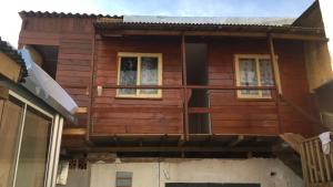 伊达贾伊Quarto com Vista do Rio的木屋设有2扇窗户和1个门廊