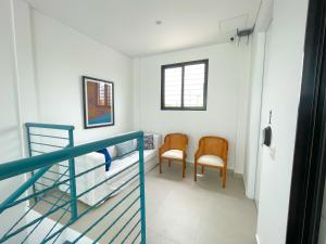 蒙特里亚Apartaestudio Brumilo 1的一间医院间,配有双层床和两把椅子