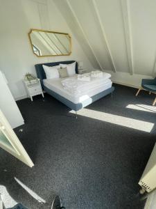 汉堡Zentral gelegenes Premium-Apartment mit viel Tageslicht的卧室配有一张床,墙上设有镜子