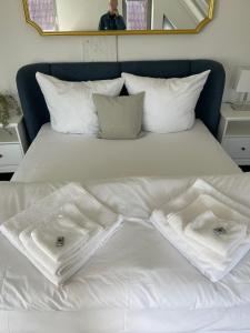 汉堡Zentral gelegenes Premium-Apartment mit viel Tageslicht的一张白色的床,上面有两条白色毛巾