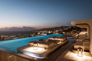 米克诺斯城Lovia Mykonos的豪华酒店,设有游泳池,享有风景。