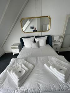 汉堡Zentral gelegenes Premium-Apartment mit viel Tageslicht的卧室配有一张白色的床和大镜子