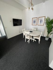 汉堡Zentral gelegenes Premium-Apartment mit viel Tageslicht的一间带桌椅和电视的用餐室