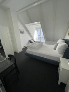 汉堡Zentral gelegenes Premium-Apartment mit viel Tageslicht的卧室配有床、椅子和窗户。