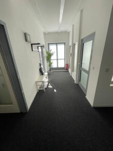 汉堡Zentral gelegenes Premium-Apartment mit viel Tageslicht的办公室大楼内有窗户的空走廊