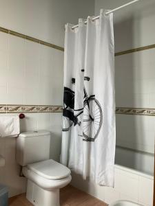 Santa MaríaCasa Milia的浴室设有淋浴帘,上面有自行车
