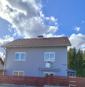 BarnbachSigi Apartment的前面有木栅栏的白色房子