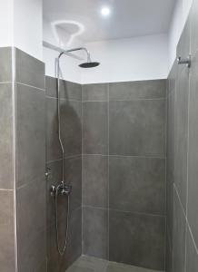 马塔拉Plazza的浴室内配有淋浴和头顶淋浴