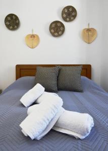 马塔拉Plazza的一张带两个枕头和板子的床铺