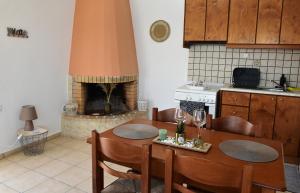 马塔拉Plazza的厨房配有木桌和壁炉。