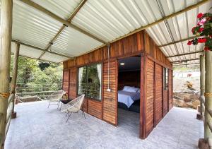 圣弗朗西斯科Yaque Glamping的木屋设有一间卧室和庭院内的一张床