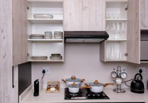 米德兰Luminant Escapes - with power backup的厨房配有带锅碗瓢盆的炉灶
