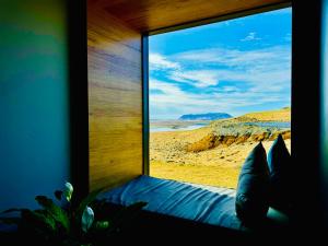 雷克霍特Luxury villa with breathtaking view & hot tub, middle of Golden Circle , Smart home lights & electronics for comfort的客房设有可欣赏沙漠景色的窗户。