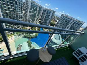 马尼拉Bias Haven Azure Urban Resort Residences的享有游泳池和建筑景致的阳台