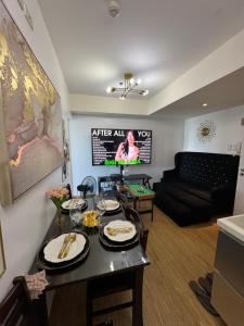 马尼拉Bias Haven Azure Urban Resort Residences的客厅配有桌子和沙发