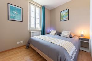 土伦Maison Cap Brun Jardin Parking的一间卧室设有一张床和一个窗口