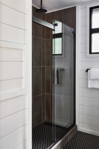 三河城AutoCamp Sequoia的浴室里设有玻璃门淋浴