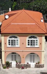 马奥莱Relais Capitolo的一座带橙色屋顶的小房子