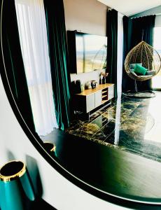 雷克霍特Luxury villa with breathtaking view & hot tub, middle of Golden Circle , Smart home lights & electronics for comfort的一间带水槽和镜子的浴室