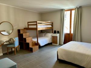 福利尼奥Camere di Bianca的一间卧室配有两张双层床和一张床
