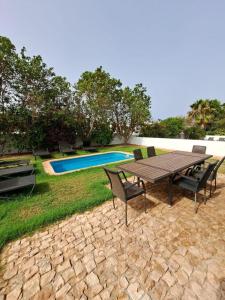 圣玛丽亚Spacious family friendly 3-Bed Villa Dunas Resort的游泳池旁的野餐桌椅