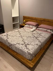 博克斯堡More-Inn Lodge的卧室配有带粉红色枕头的大型木质床