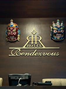 甘托克HOTEL RENDEZVOUS的酒店客房墙上的标志