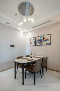 胡志明市ANGIA Luxury Apartment inside Landmark 81 Tower的一间带桌椅的用餐室