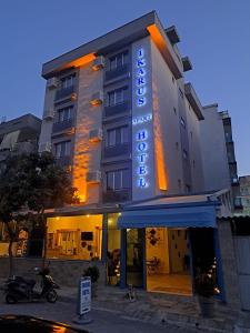 库萨达斯İkarus Hotel的带有酒店阅读标志的酒店