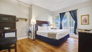 圣彼得堡Crystal Bay Historic Hotel的酒店客房设有床和窗户。