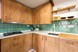 蒙特哈克Casa Rural con vistas espectaculares的一个带木制橱柜和水槽的厨房