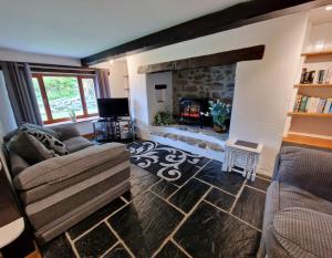 巴茅思Ceilwart Cottage的客厅设有两张沙发和一个壁炉