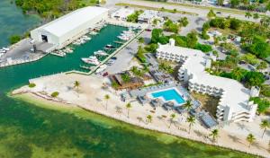 伊斯拉莫拉达Caloosa Cove Resort - With Full Kitchens的享有度假村码头的空中景致