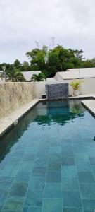 圣安德烈Villa Mary Guest House的一座蓝色的游泳池