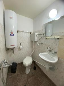 克兰内沃朱利安家庭酒店的一间带卫生间和水槽的浴室