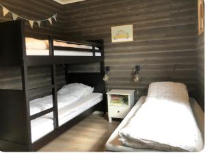 BergsetCabin - Målselv fjellandsby的一间卧室配有两张双层床。