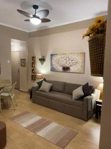 里约热内卢BeM Ipanema的带沙发和吊扇的客厅