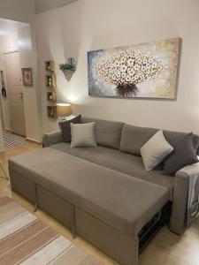 里约热内卢BeM Ipanema的客厅里一张大棕色沙发